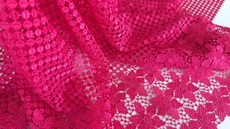Dantela macrame cu model floral asezata in falduri largi