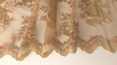 Dantelă cu margine festonată strânsă în falduri moi