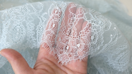 dantela tinuta pe palma cu franjuri fine de tip eyelash pe margine