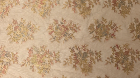 Dantelă tip chantilly nude pastelat metalizat cu buchete florale pe rânduri