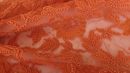 Falduri adânci de tulle orange cu flori brodate și mărgeluțe lucioase