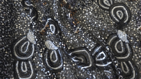 Falduri cu motive paisley în relief pe fond negru