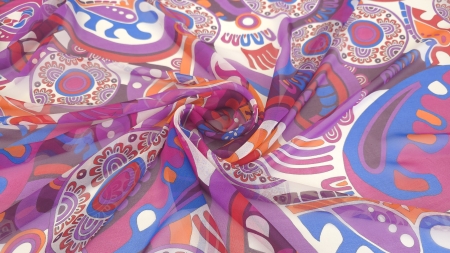 Georgette imprimat cu motive retro răsucit în spirală, cu straturi translucide colorate.
