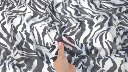 georgette mătase imprimeu zebra negru alb ținut în mână cu falduri vizibile