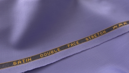 Stofa mov lavanda pentru costum din lana virgina cu lizieră marcată satin double face stretch