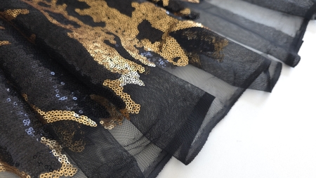 Margine liberă din tulle negru semitransparent, alături de decorul cu paiete