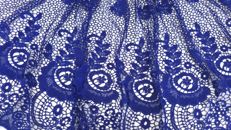 Material ajurat în falduri, cu motive decorative repetate
