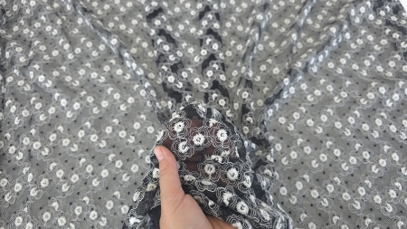 Tulle brodat cu flori albe ridicat în palmă, strâns în falduri moi