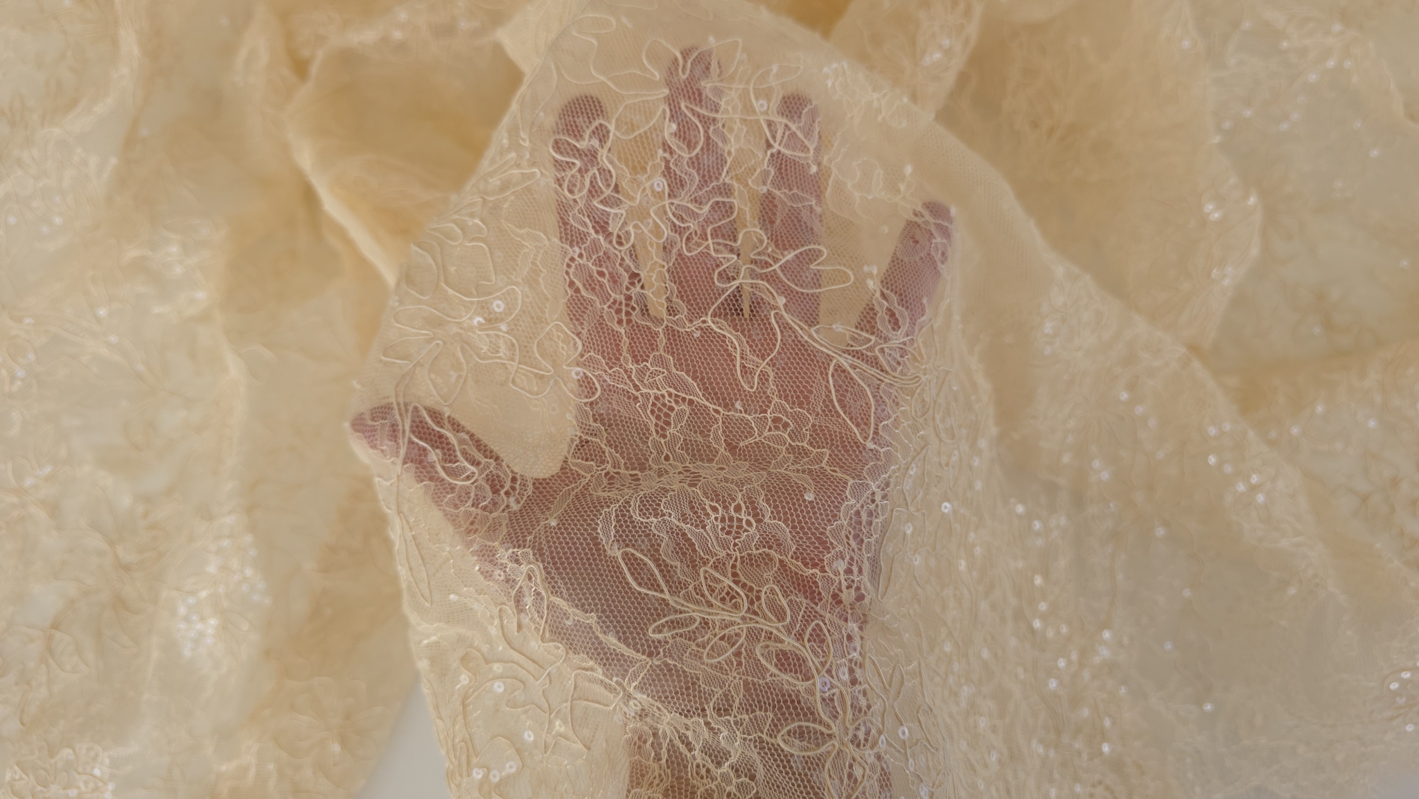 material dantelat nude asezat pe mana cu tul transparent si broderie fina