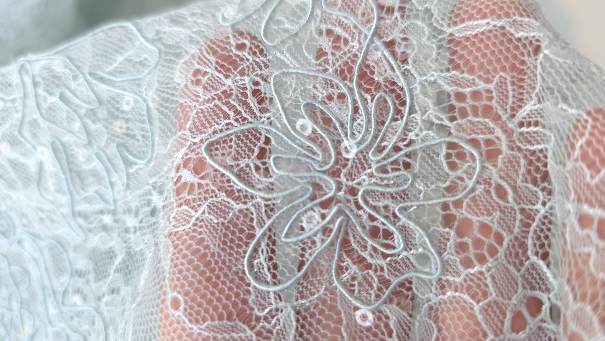 material transparent verde pal asezat pe mana cu model floral in relief