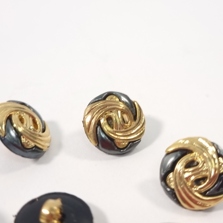 Detaliu lateral pentru nasture antracit cu ornament auriu, 15 mm