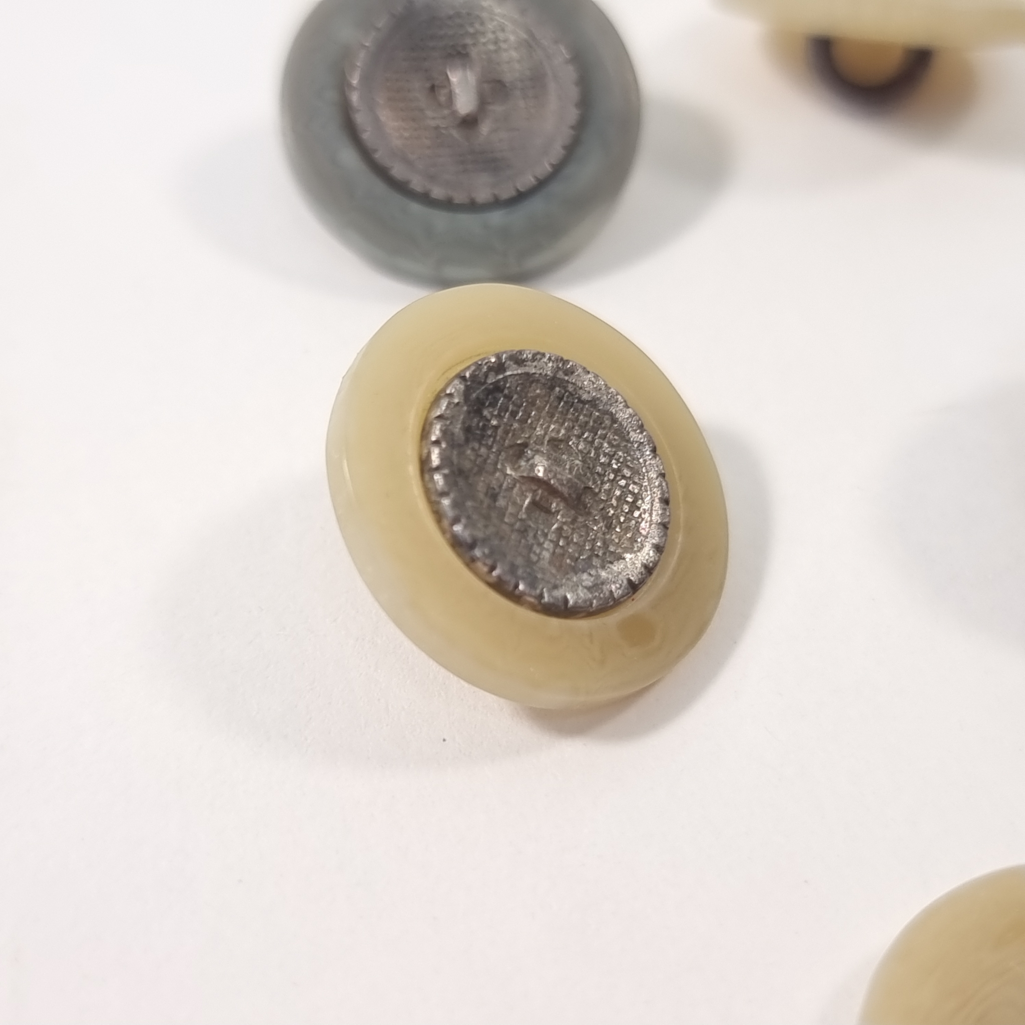 Nasture nude Ø18mm cu disc metalic texturat