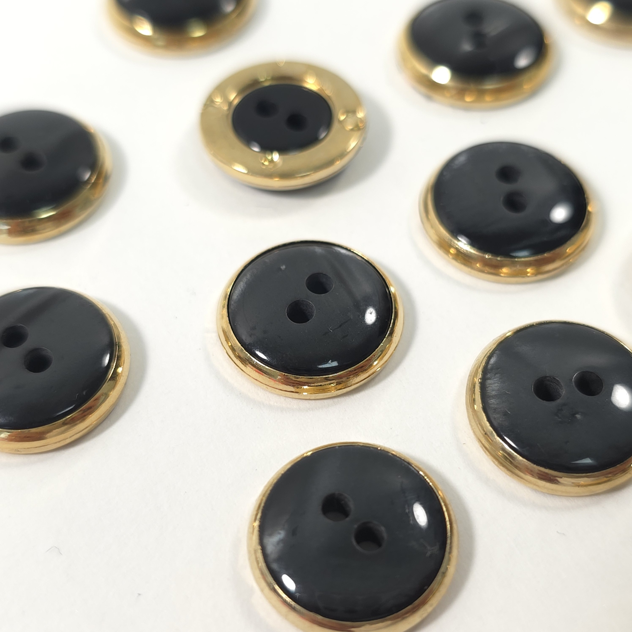 Nasture negru și auriu de 15 mm cu 2 găuri, PCS104