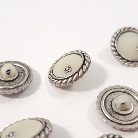Nasturi de cusut crem cu ramă metalică și ornament floral