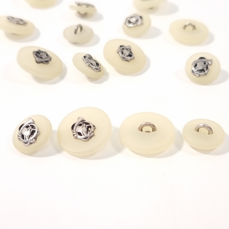 Nasturi de cusut crem din rășină și metal, Ø15mm și Ø20mm