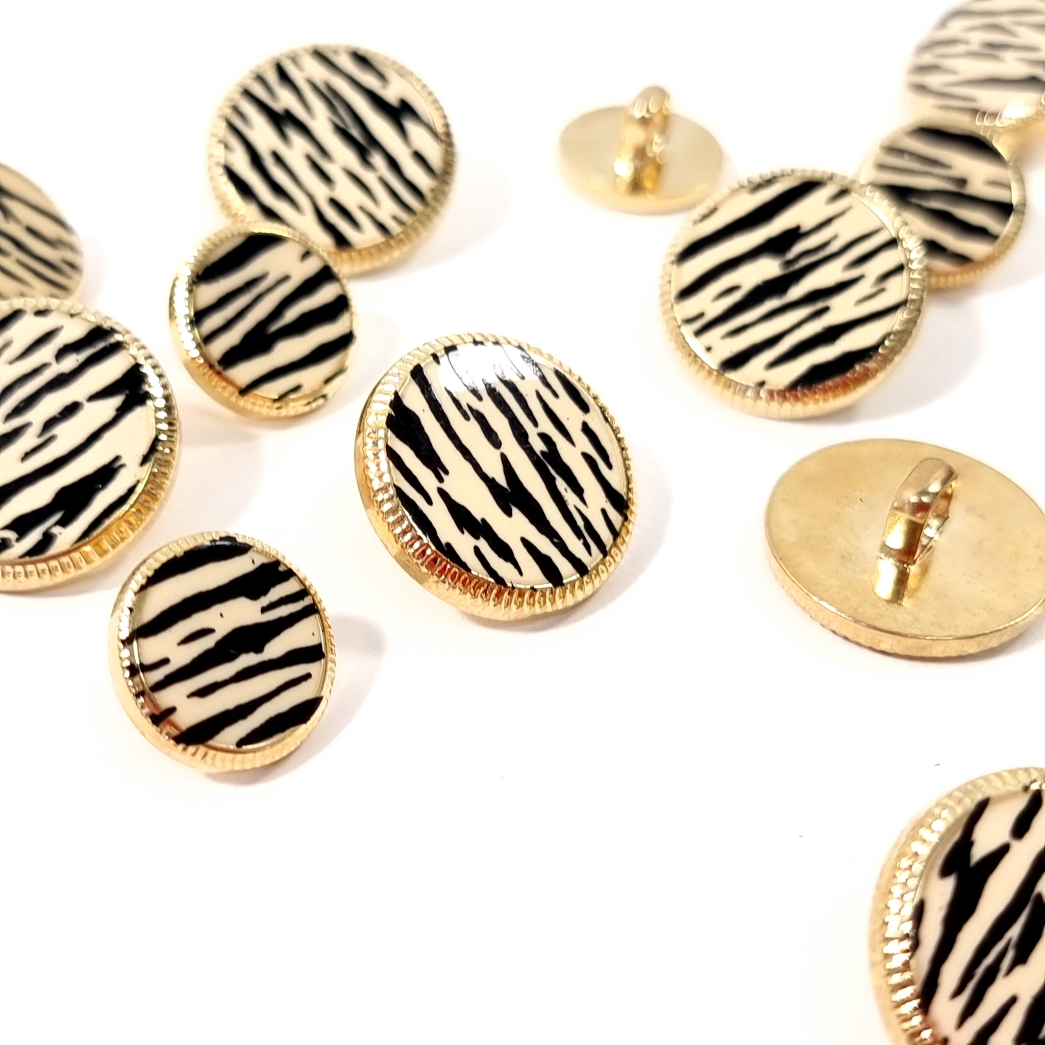 Nasturi zebra print cu margine aurie PCS110, cu prindere pe picior
