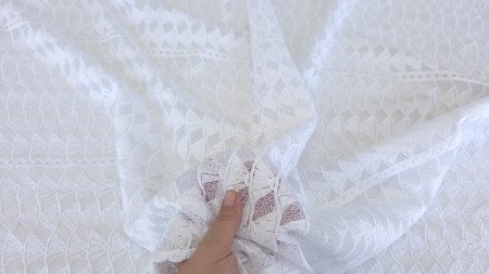 Organza brodată ton pe ton cu model geometric, strânsă în mână