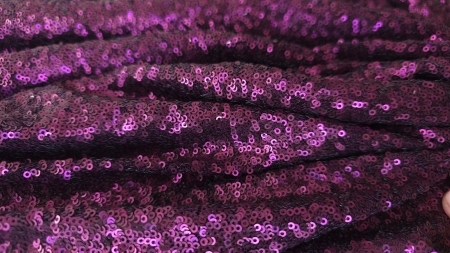 Paiete purple rain așezate în falduri paralele orizontale