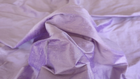panza de matase mov lavanda prinsa pe mana in falduri
