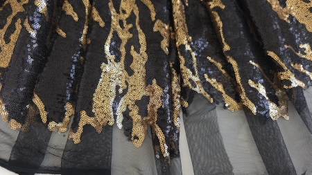 Pliuri de tulle negru cu trasee aurii și paiete negre dese