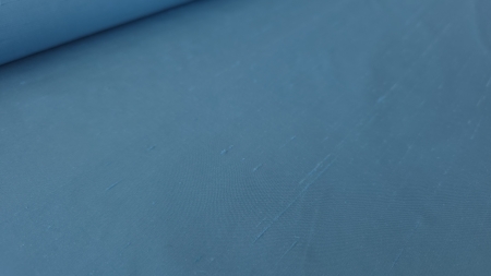 prim plan cu urme scurte de fir pe suprafata bleu