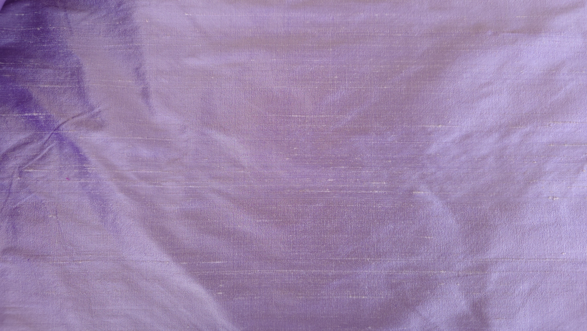 shantung satinat mov lavanda din matase naturala intins in detaliu