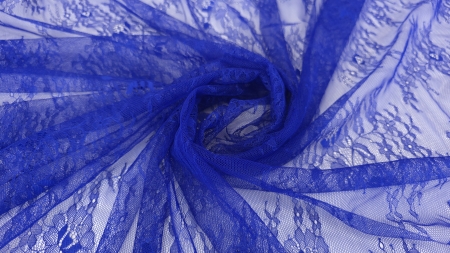 Spirală de dantelă albastru intens cu flori, frunze și motive curbe