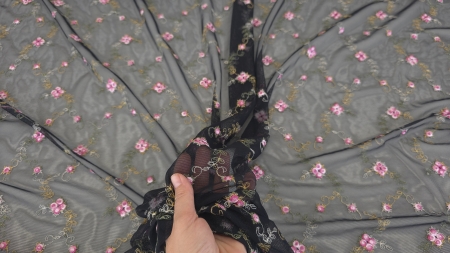 Tul negru cu broderie florală multicolor ridicat în palmă peste metrajul întins