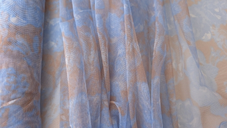 Tulle imprimat in design nude si sky blue, cod PCS319, în falduri verticale