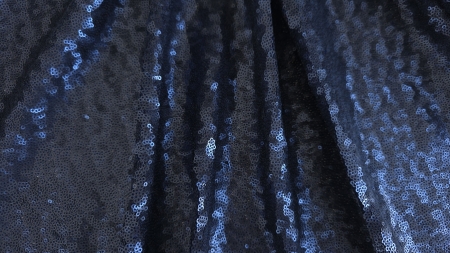Tulle cu paiete bleumarin la metru, drapat în pliuri diagonale