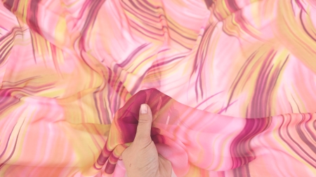 Voal chiffon roz pastel ridicat în mână, cu strat translucid și linii curbe magenta