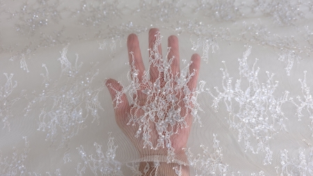 Palmă vizibilă prin broderia florală în nuanță șampanie, cu paiete transparente și fir perlat