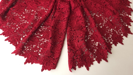 Broderie burgundy realizata in Italia așezată în evantai