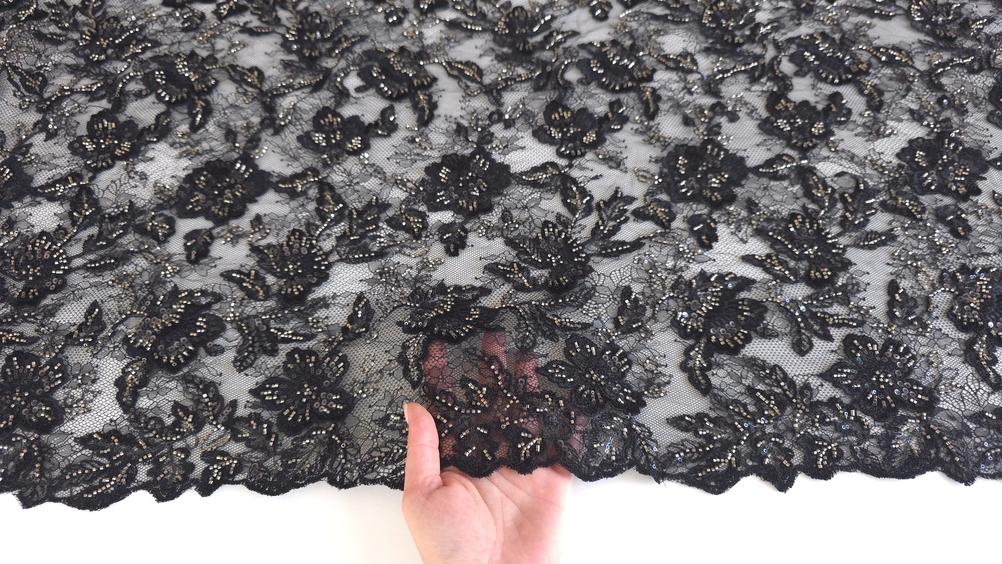 Broderie florală neagră cu paiete mici și mărgeluțe, material susținut cu mâna