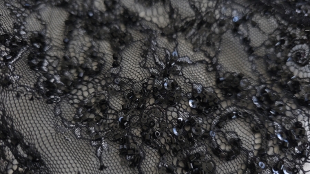 Broderie neagră cu reflexe sidefate, prim-plan cu mărgeluțe și paiete negre, cod 60275