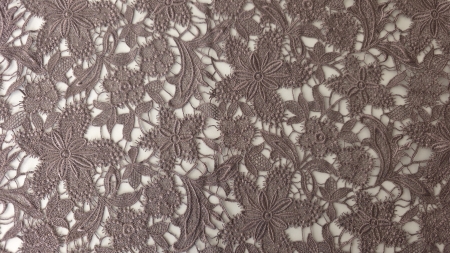 Broderie sparta mov cenusiu cu desen floral dens și goluri decupate