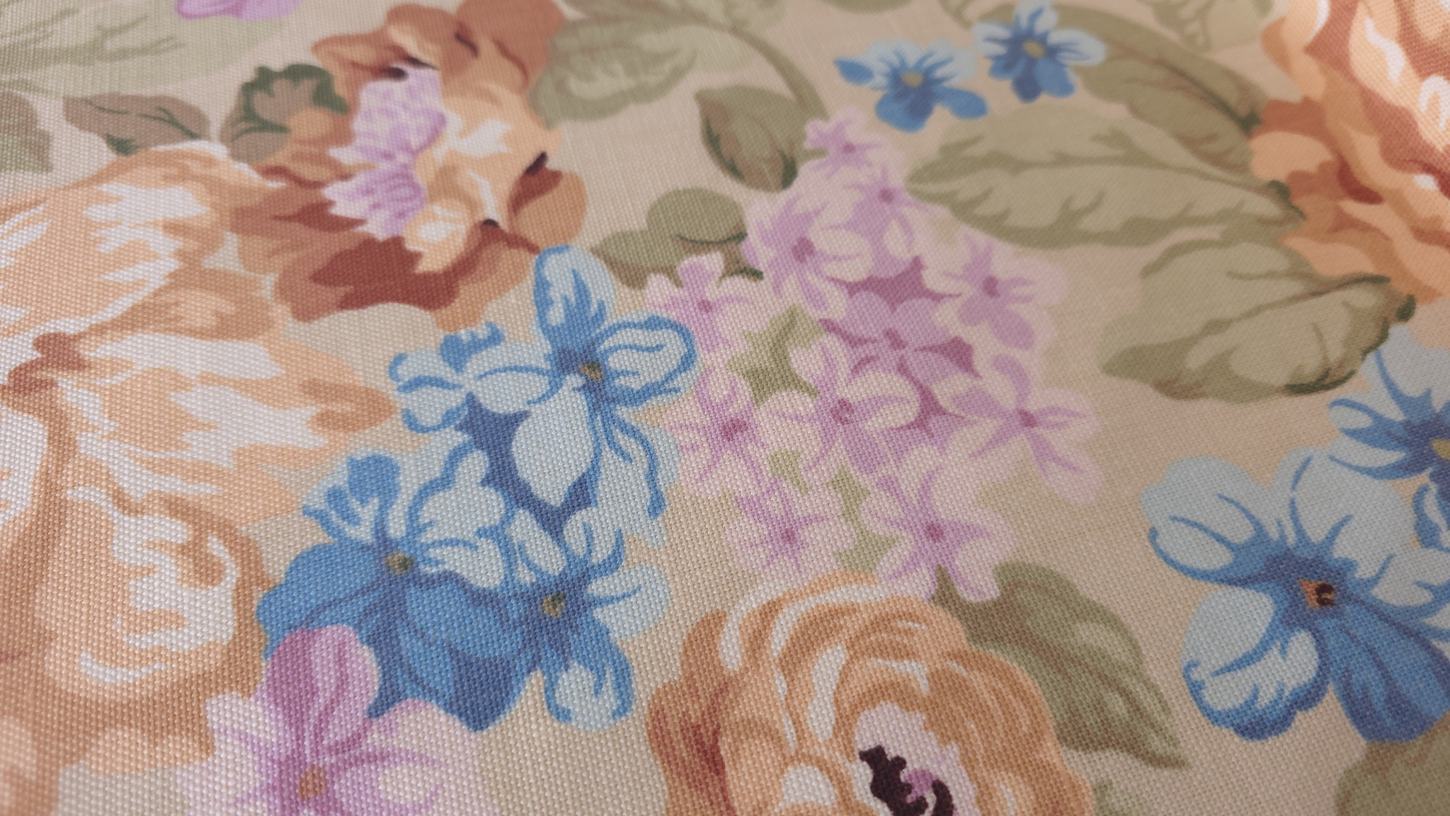 Țesătură denim cu buchete pastel în prim-plan