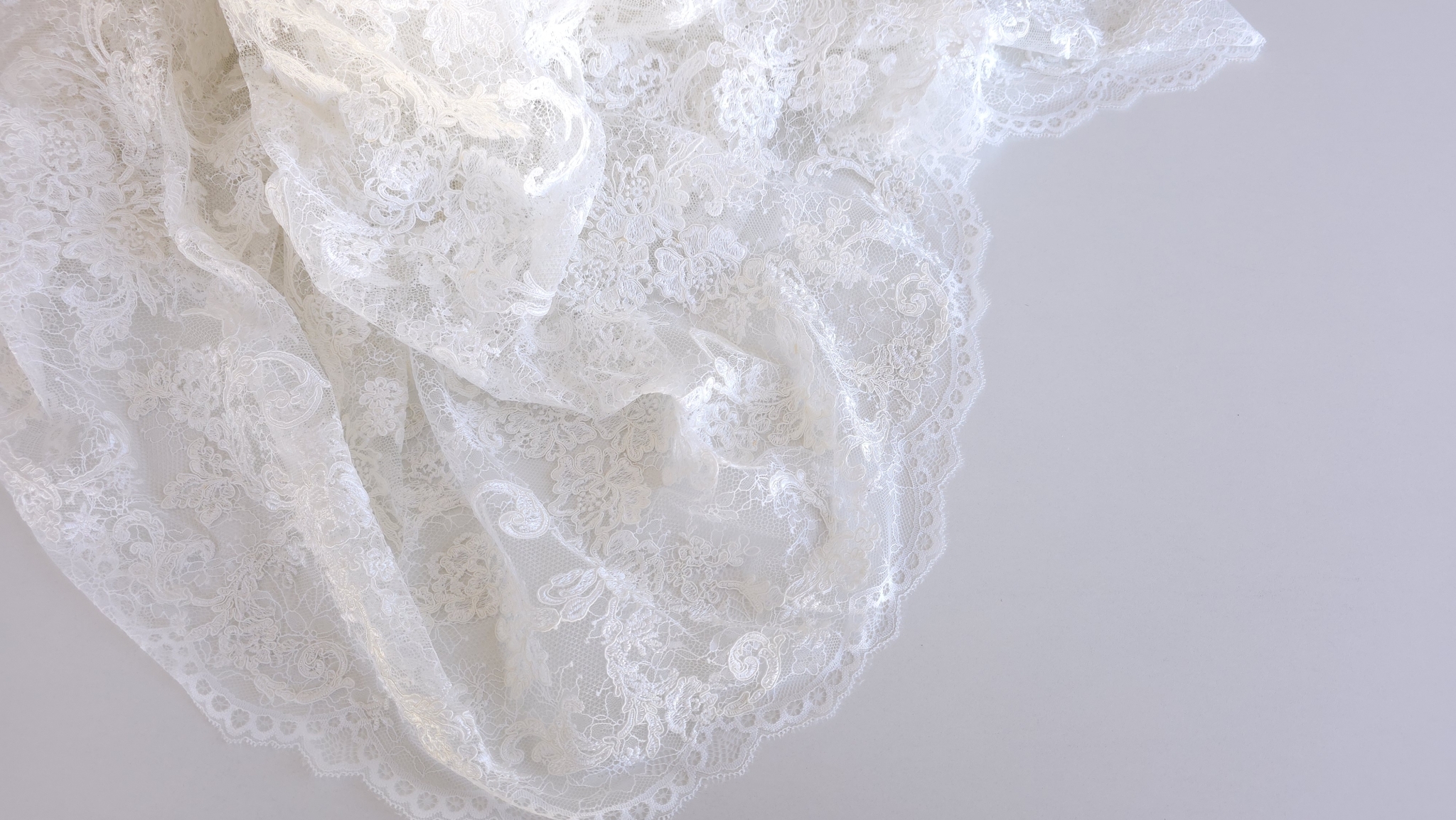 Dantelă chantilly off white metraj, cădere naturală pe fundal deschis