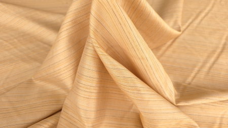 Cădere în pliuri verticale pe material portocaliu cu linii discrete