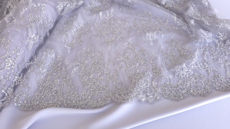 Dantelă chantilly gri lila accesorizată cu mărgeluțe în ton, în falduri diagonale, cod 60250