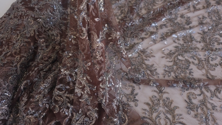 Dantelă maro ciocolată cu broderie florală așezată în pliuri ample