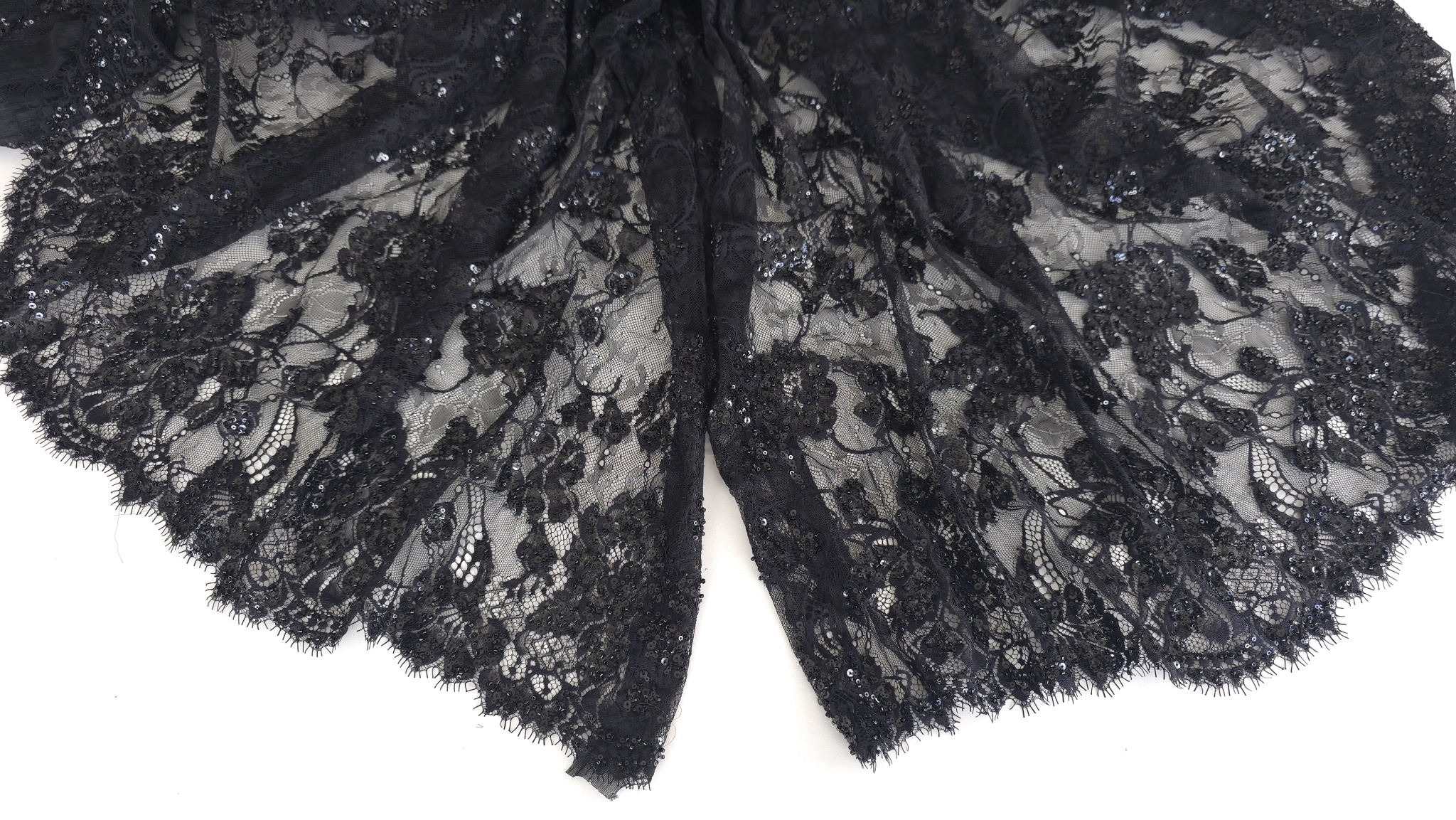 Dantela tip chantilly neagra accesorizata cu micropaiete, aranjată în formă de evantai