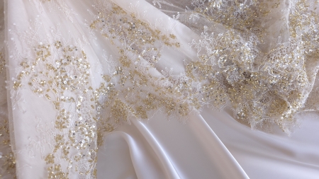 Dantela tip chantilly nude auriu accesorizata cu buchete florale și margine festonată
