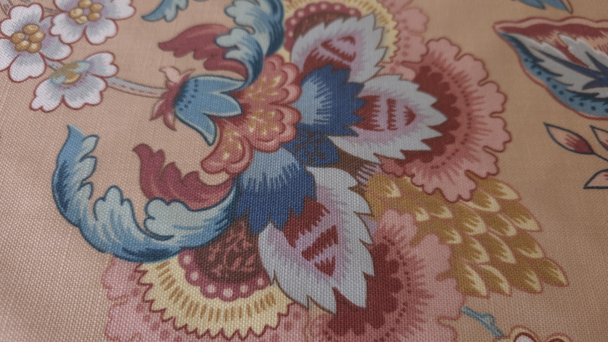Denim gros cu imprimeu floral, motiv central în prim-plan