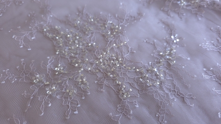 Detaliu de broderie florală roz antic cu mărgele mici și paiete translucide