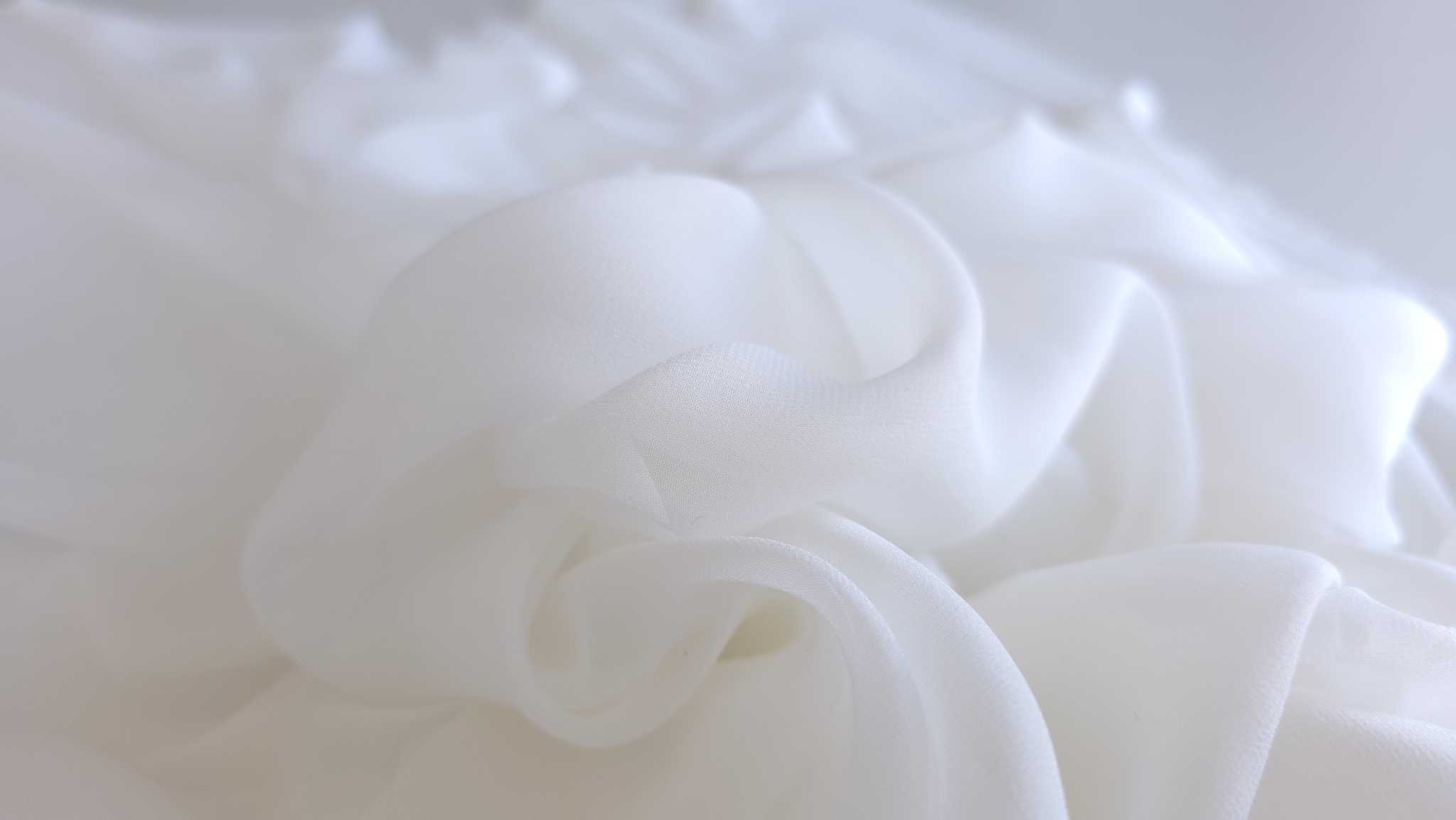 Voal Georgette off white din matase naturala Detaliu apropiat cu relieful mărunt al unei țesături fine în ton neutru