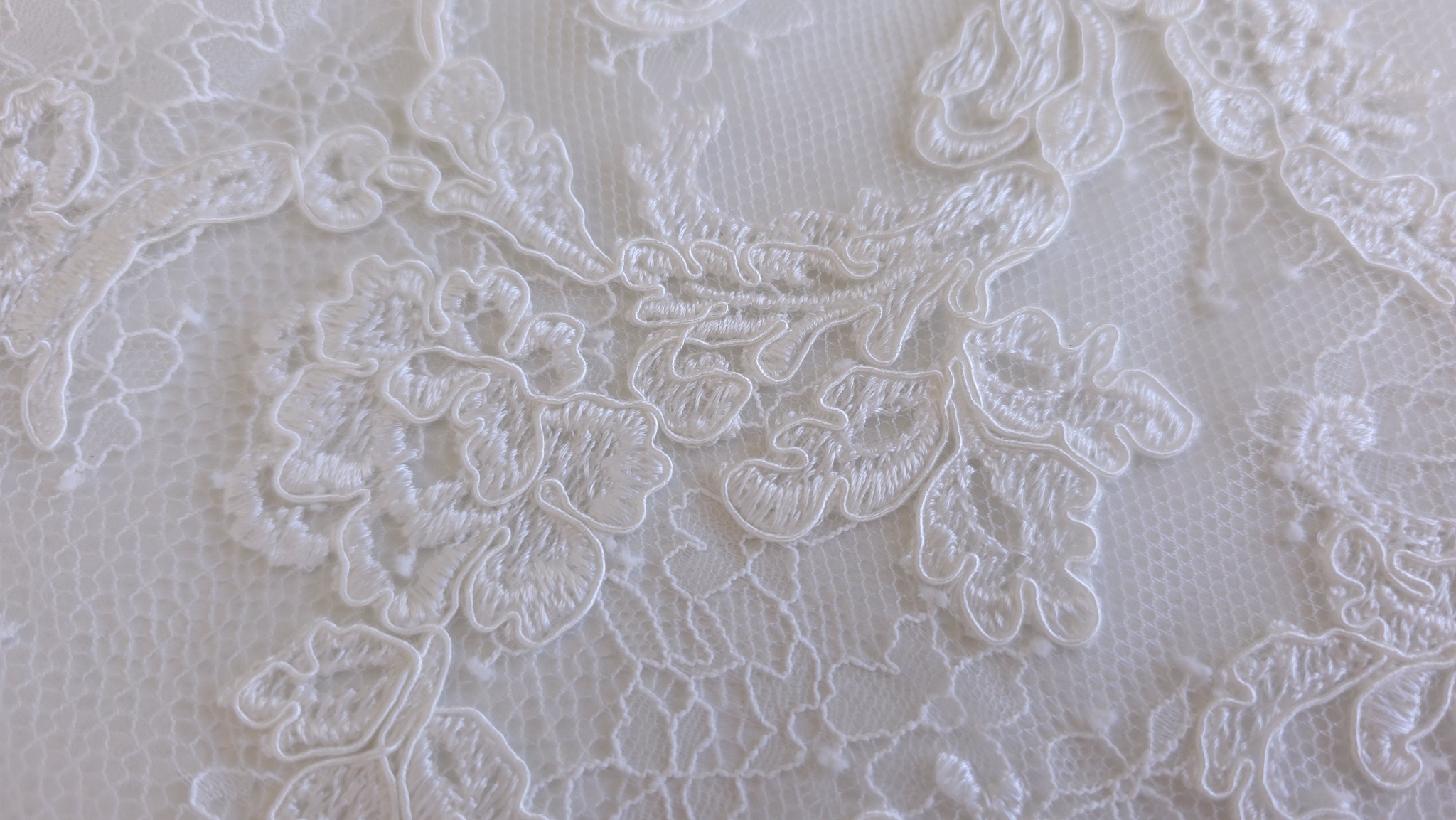 Dantelă cu volute brodate off white, detaliu de arabescuri pe fond fin