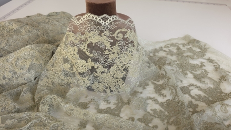 Dantelă chantilly verde jad metraj, drapată pe manechin maro
