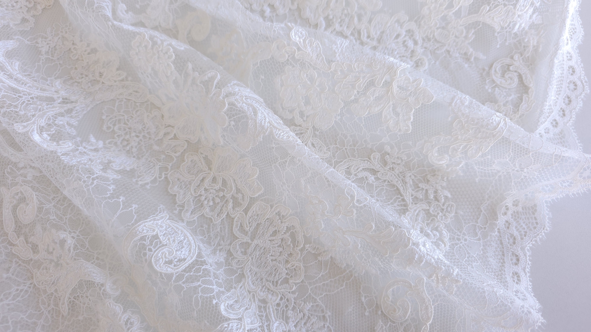 Falduri moi cu broderie florală și bandă de ochiuri decorative