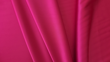 Falduri moi în nuanță fucsia intensă
